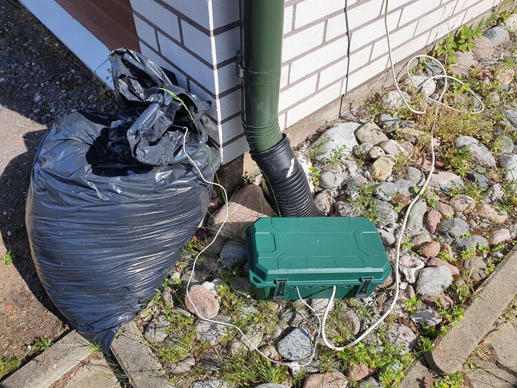 Bolsa de heno con iSocket dentro de la caja de protección expuesta al sol